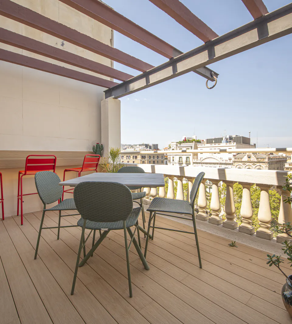 Terrassa privada de Suite Laia amb taula de menjador i vistes de Barcelona