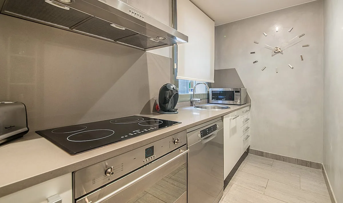 Cuina d'inducció Casa Verdú i forn Smeg