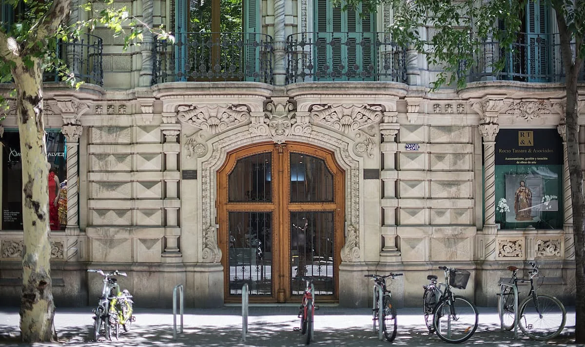 Casa Verdú esculpida entrada i façana de pedra