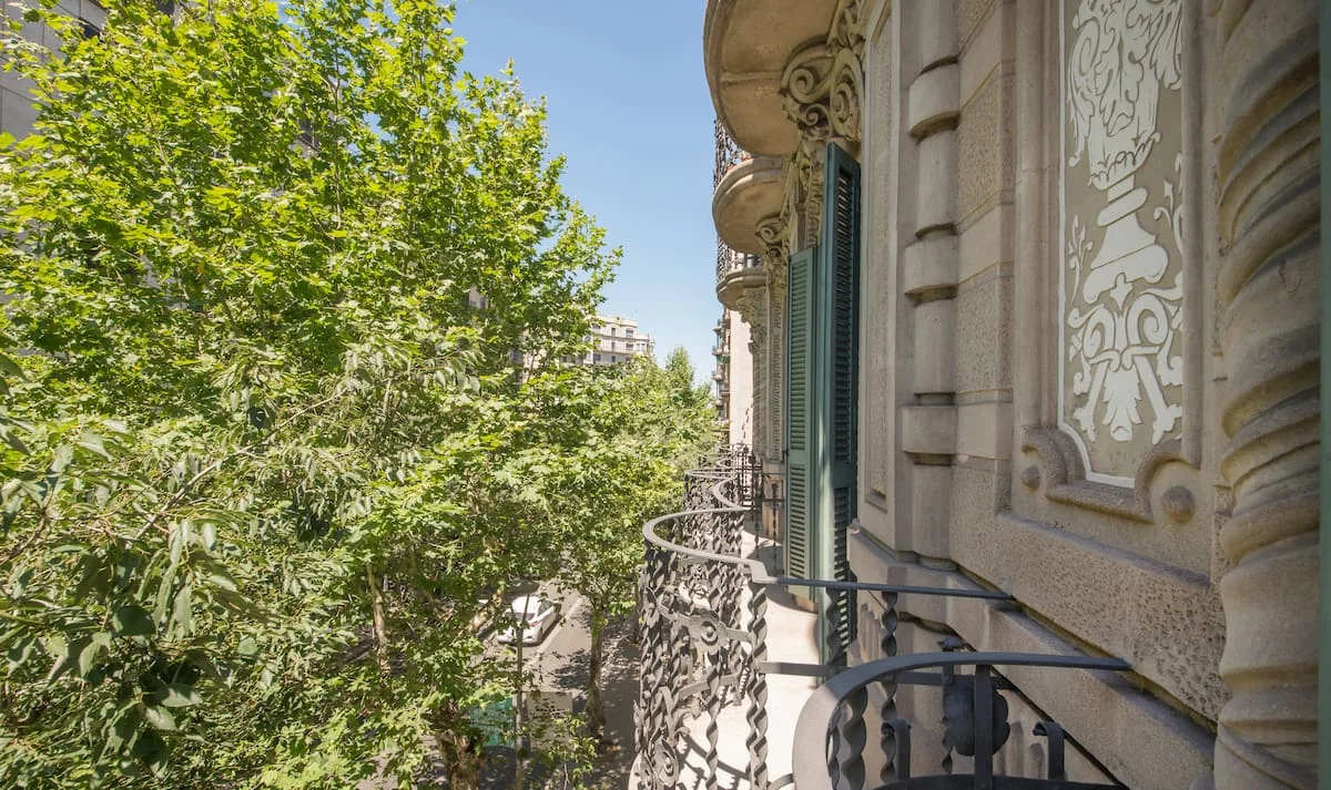 Casa Verdú vista a través del balcó a la façana