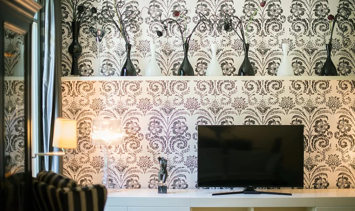 Casa Verdú sala de televisió i paret amb patró
