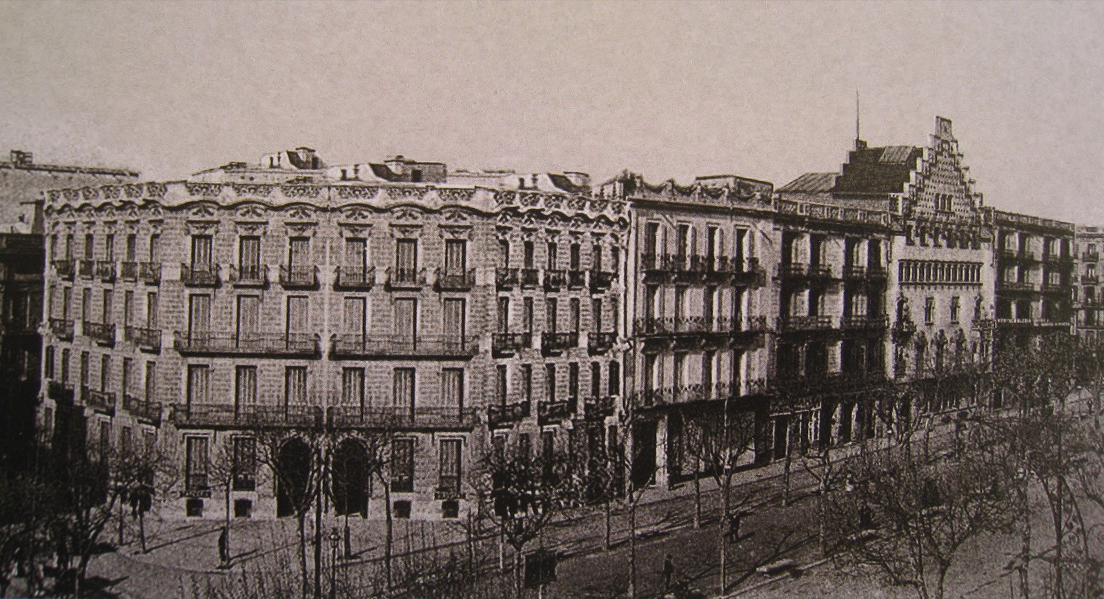 L' Illa de la Discòrdia al Passeig de Gràcia al voltant del 1906, amb la torre original de la cantonada de Casa Lleo Morera i la porta esglaonada de Casa Amatller