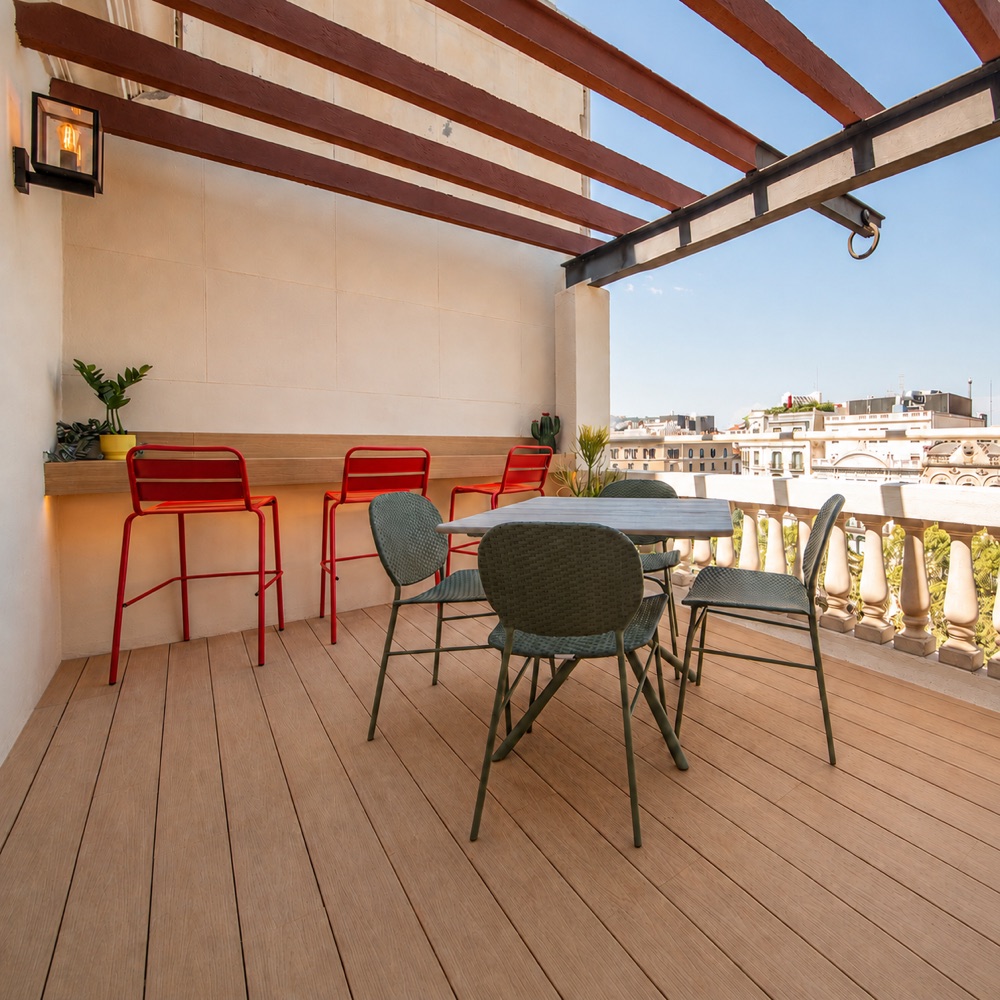 Terrassa privada de la Suite Laia amb vistes al centre de Barcelona