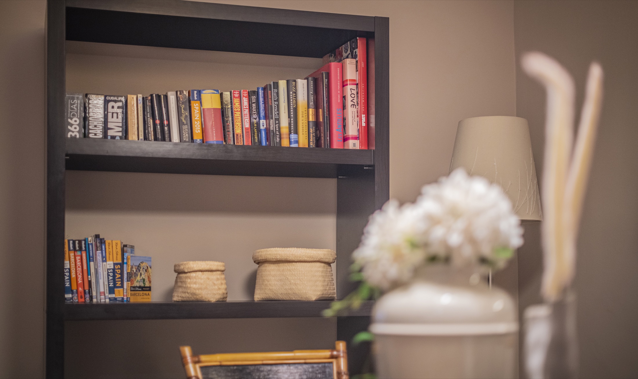 Llibres i detalls decoratius al menjador Suite Bella