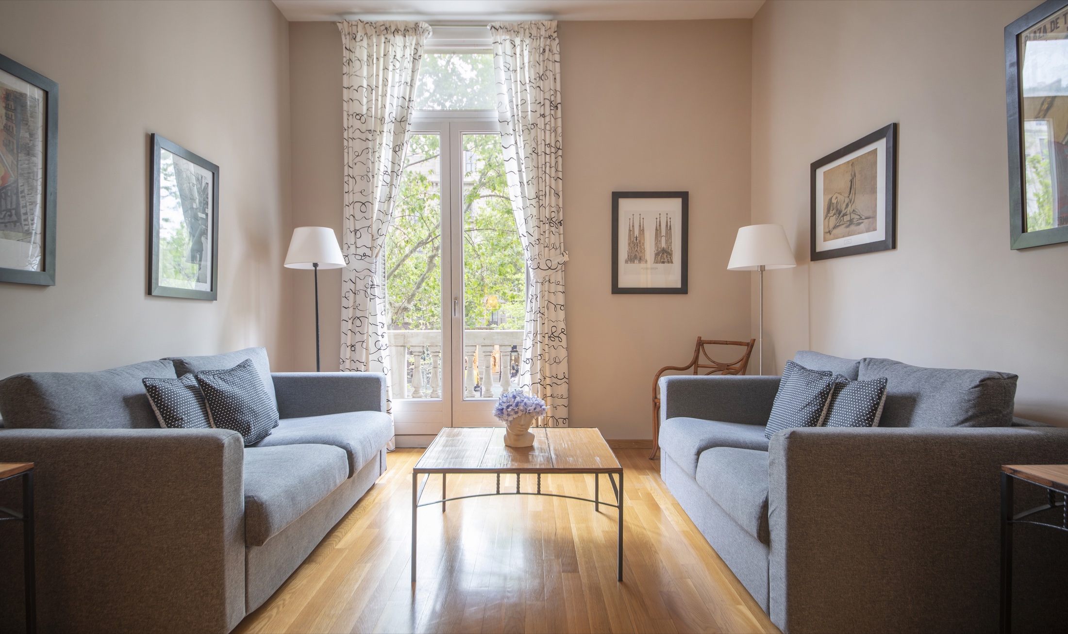 Sala d'estar amb balcó a Suite Bella a PDG15