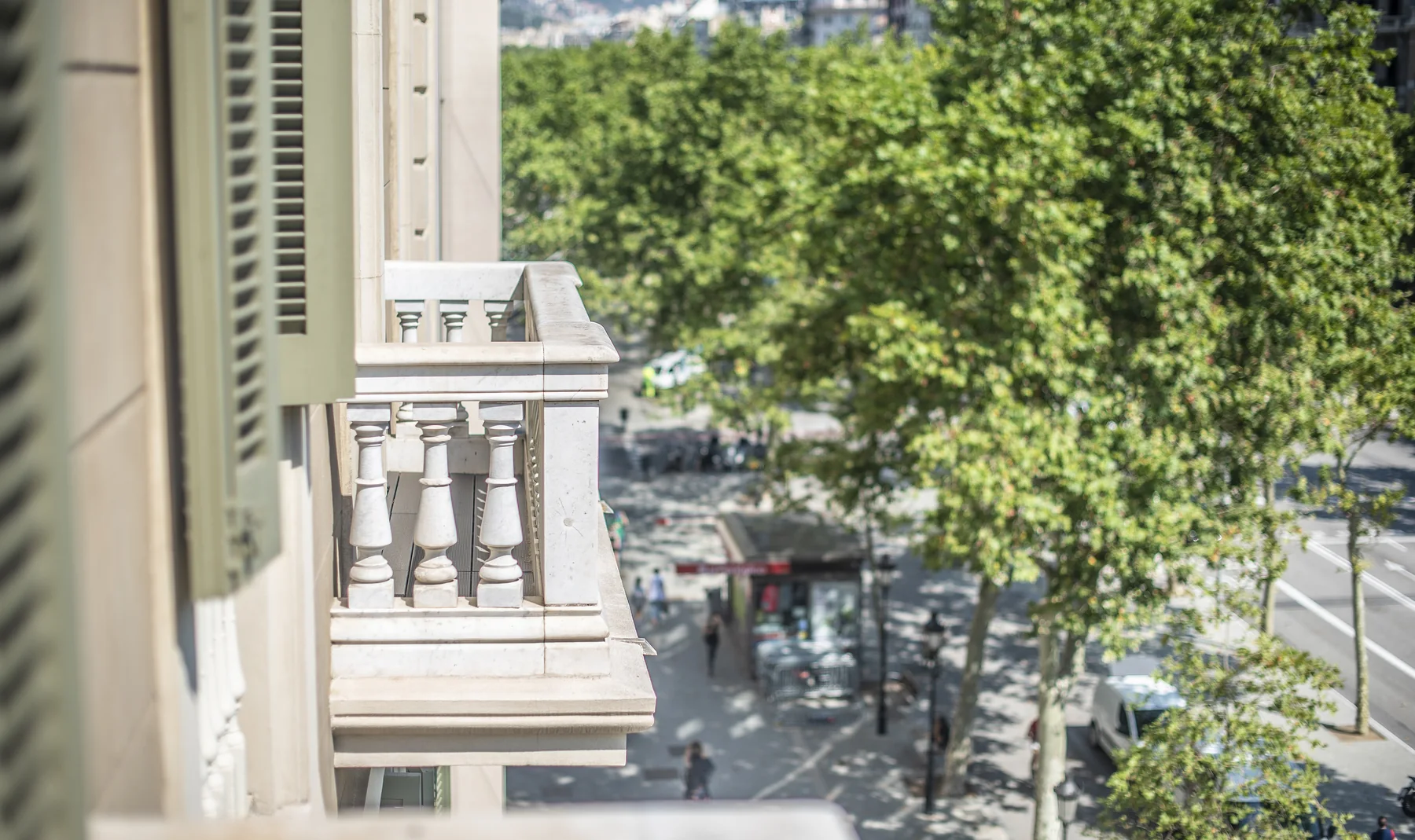 Suite Celia passeig de gràcia balcó i vista a la ciutat 15