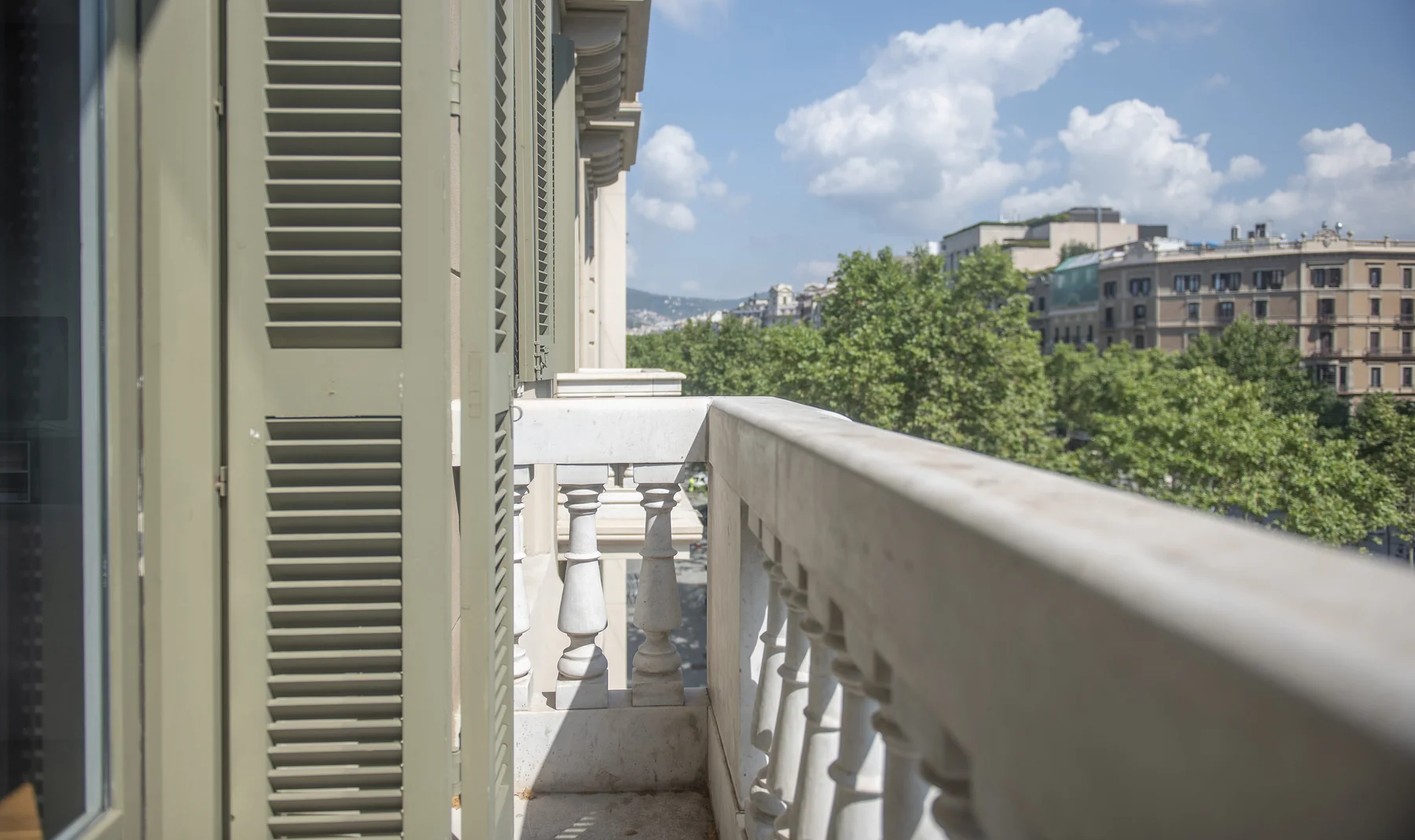 Suite Celia passeig de gràcia balcó i vista a la ciutat 16