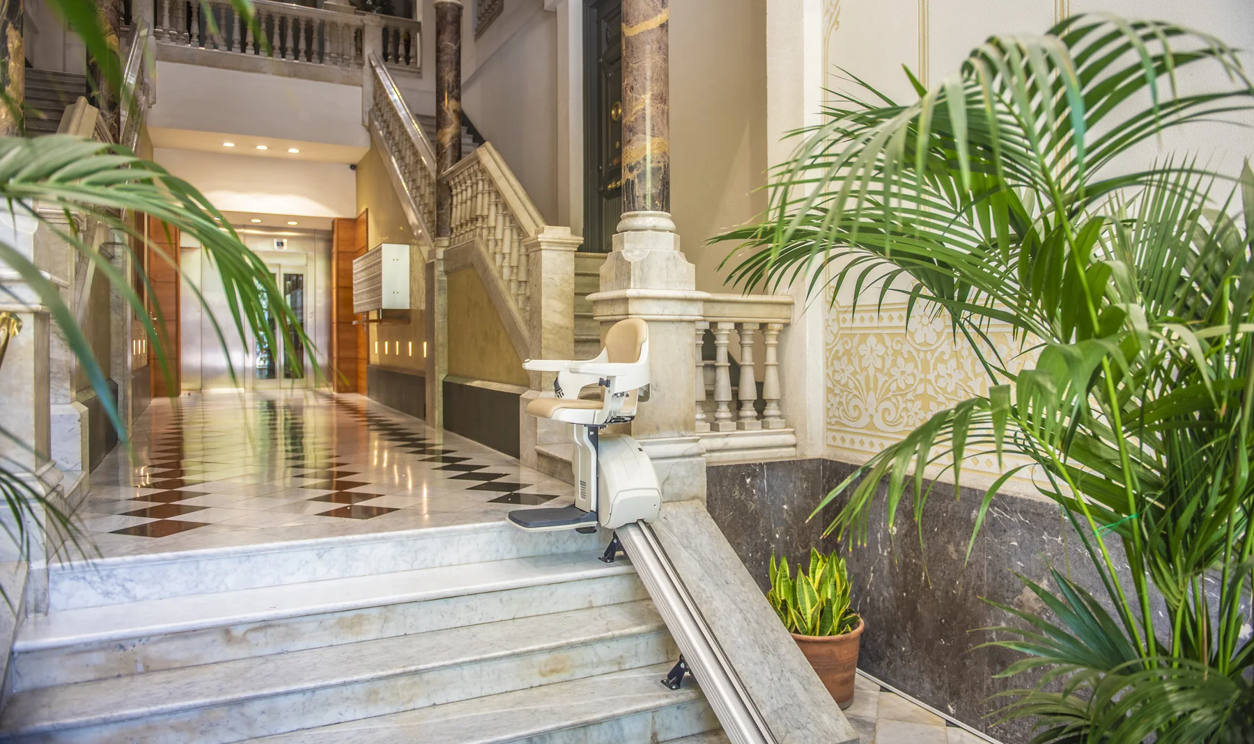 Suite Celia entrada a l'edifici històric i vestíbul 18