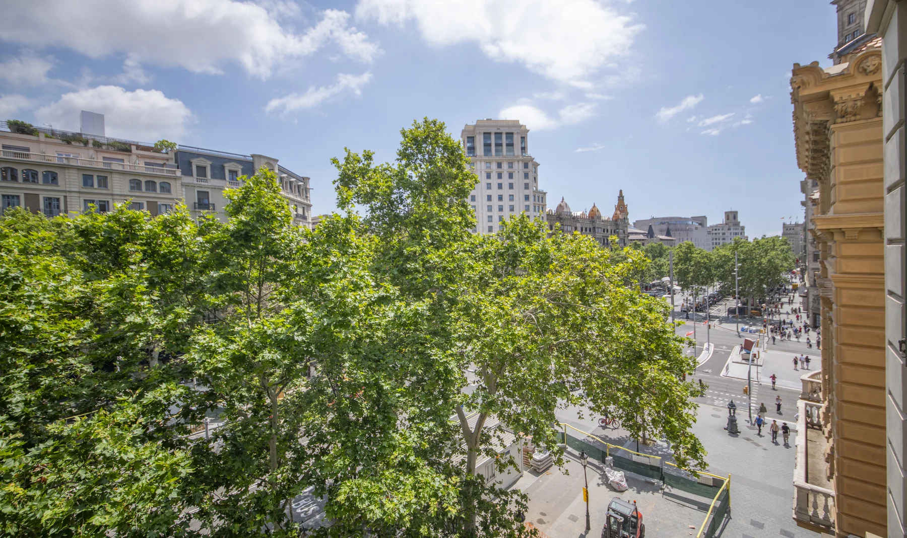 Suite Celia passeig de gràcia balcó i vista a la ciutat 59