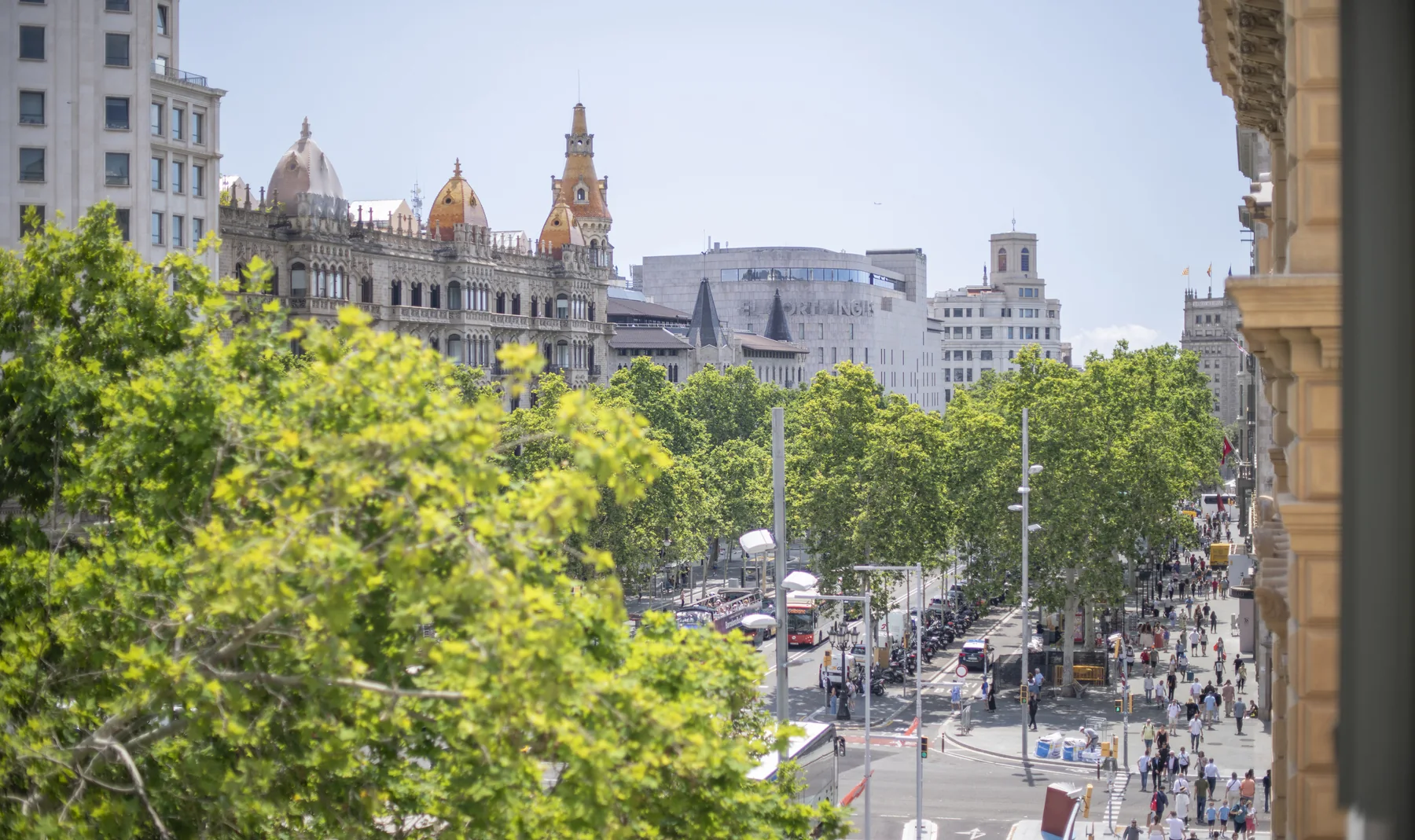 Suite Celia passeig de gràcia balcó i vista a la ciutat 61
