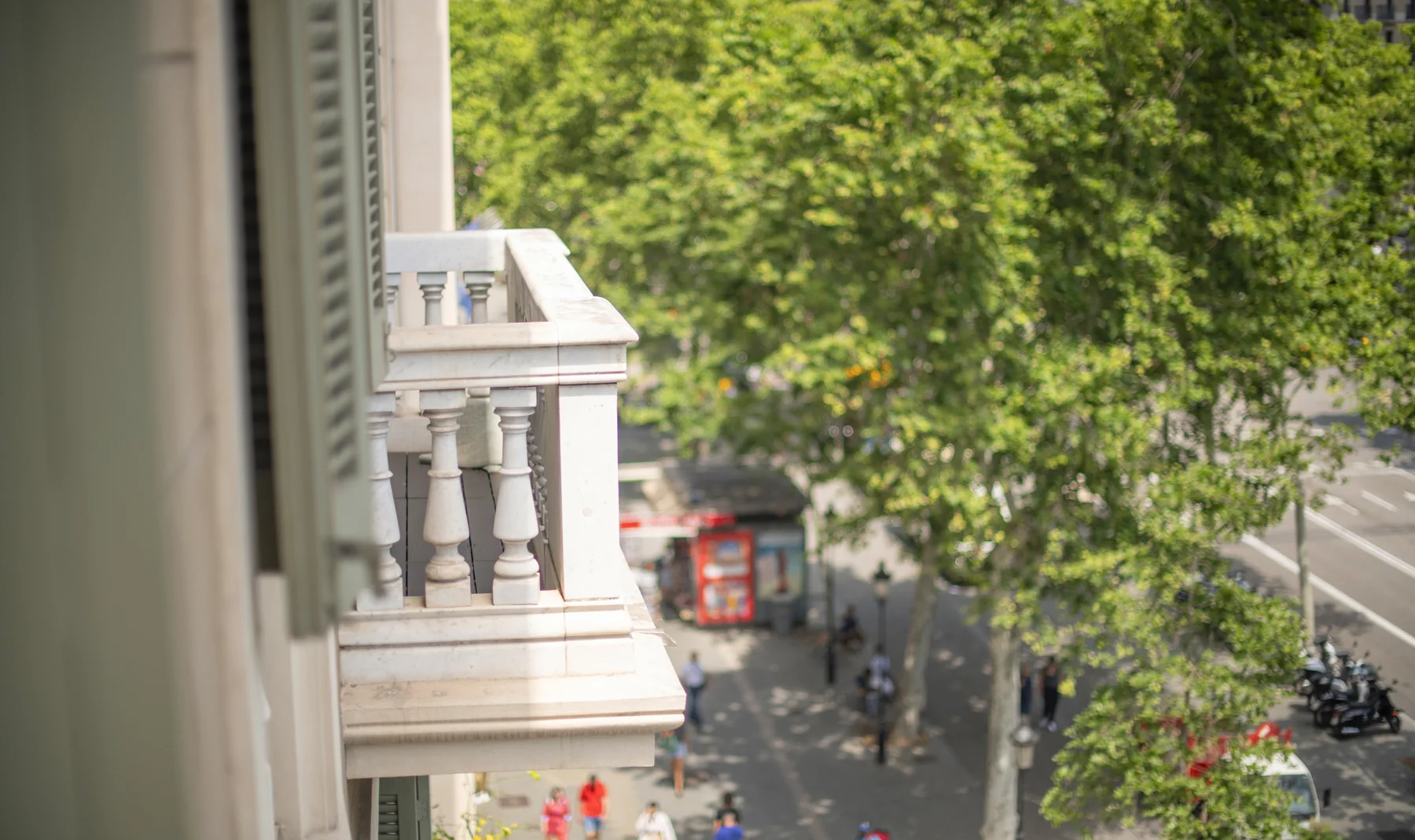 Suite Celia passeig de gràcia balcó i vista a la ciutat 76