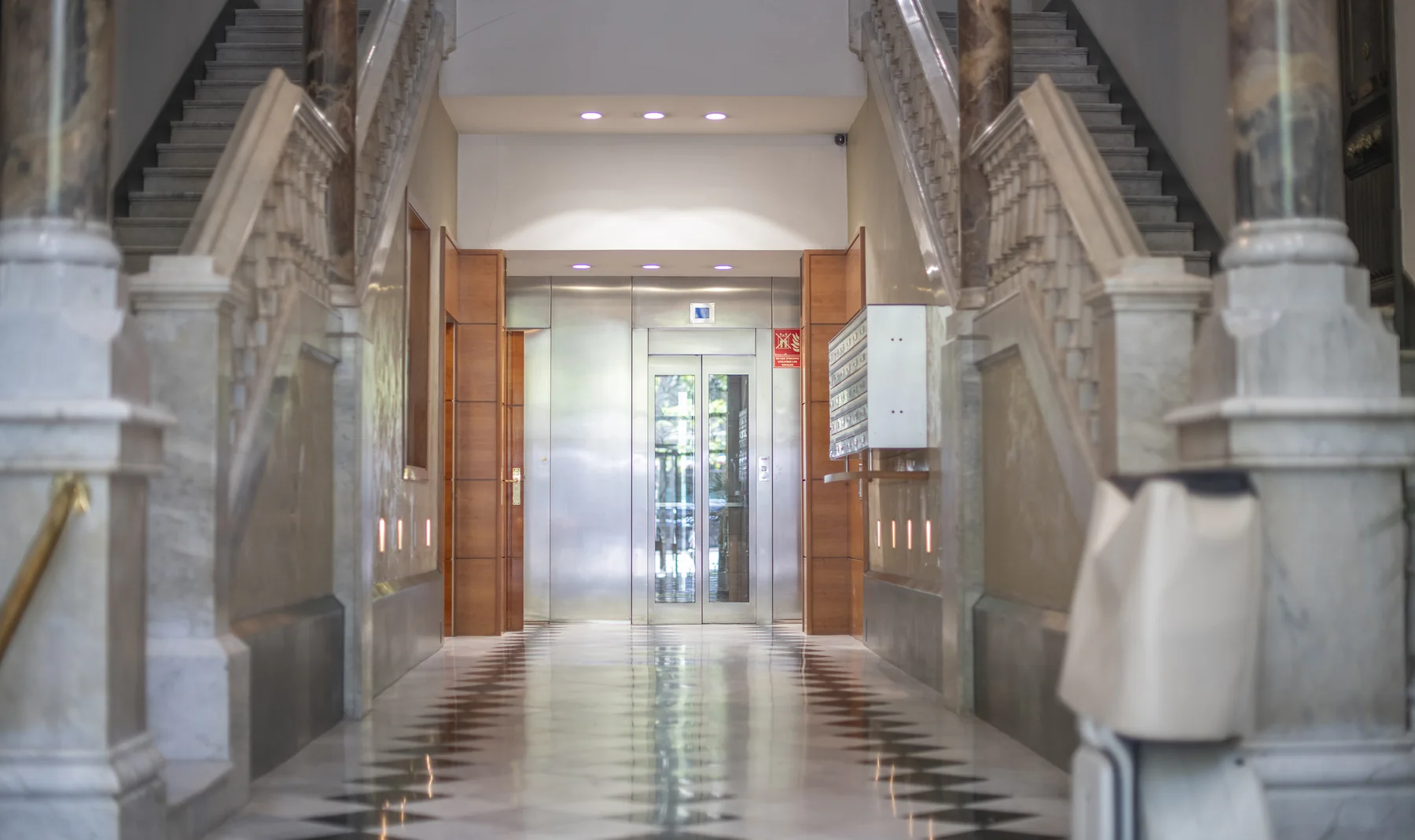 Suite Celia entrada a l'edifici històric i vestíbul 79