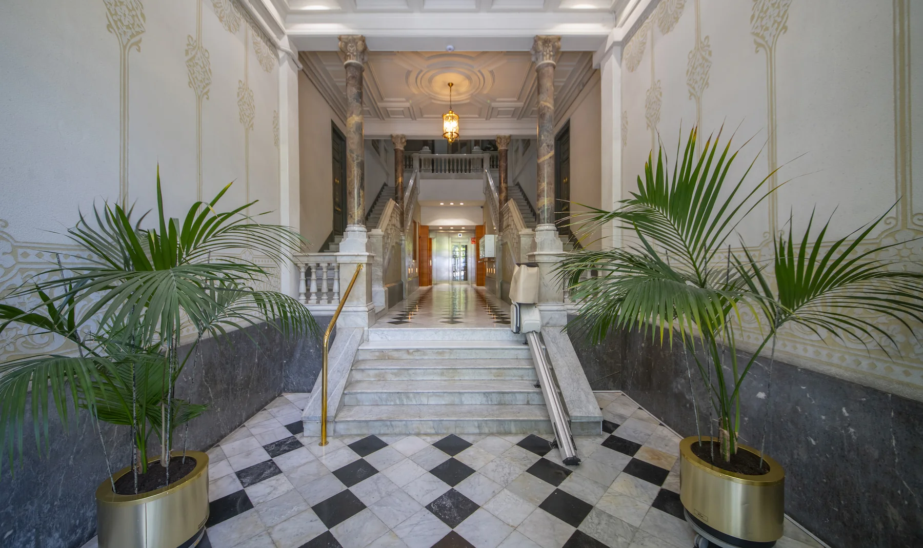 Suite Celia entrada a l'edifici històric i vestíbul 80