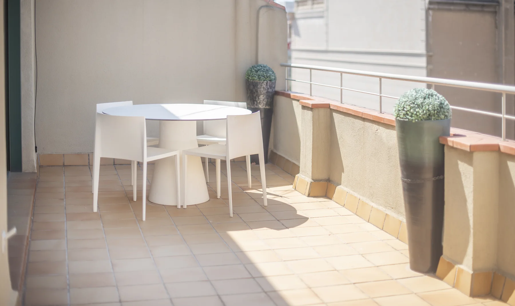 Suite Divina taula de menjador a la terrassa orientada al sud