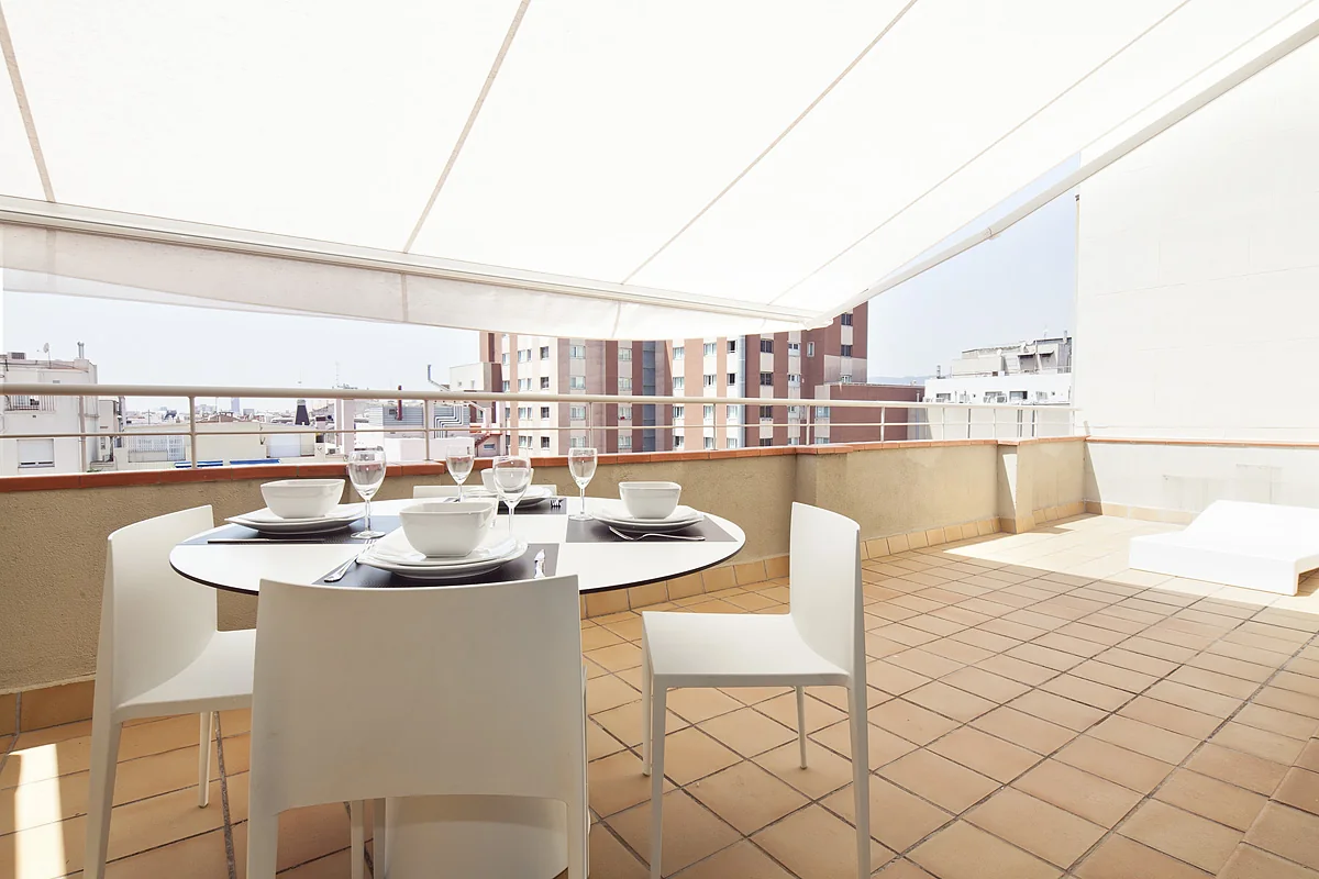 Suite Divina àmplia terrassa menjador