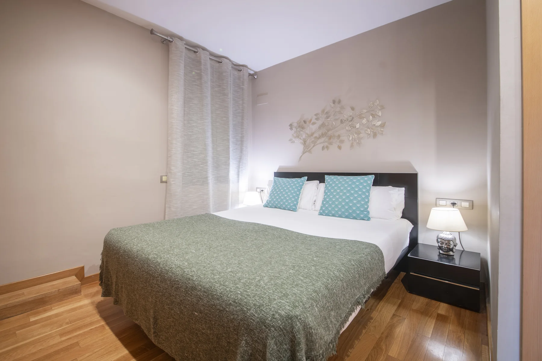 Suit Divina llit que en llum natural suau