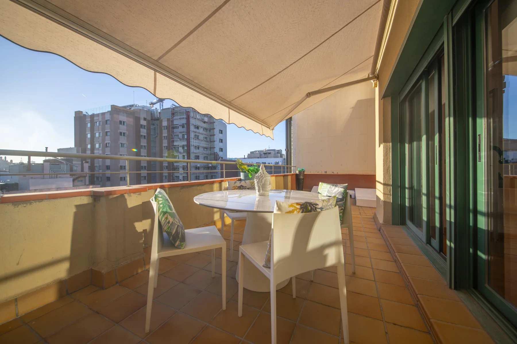 Suite Divina terrassa taula sota del toldo