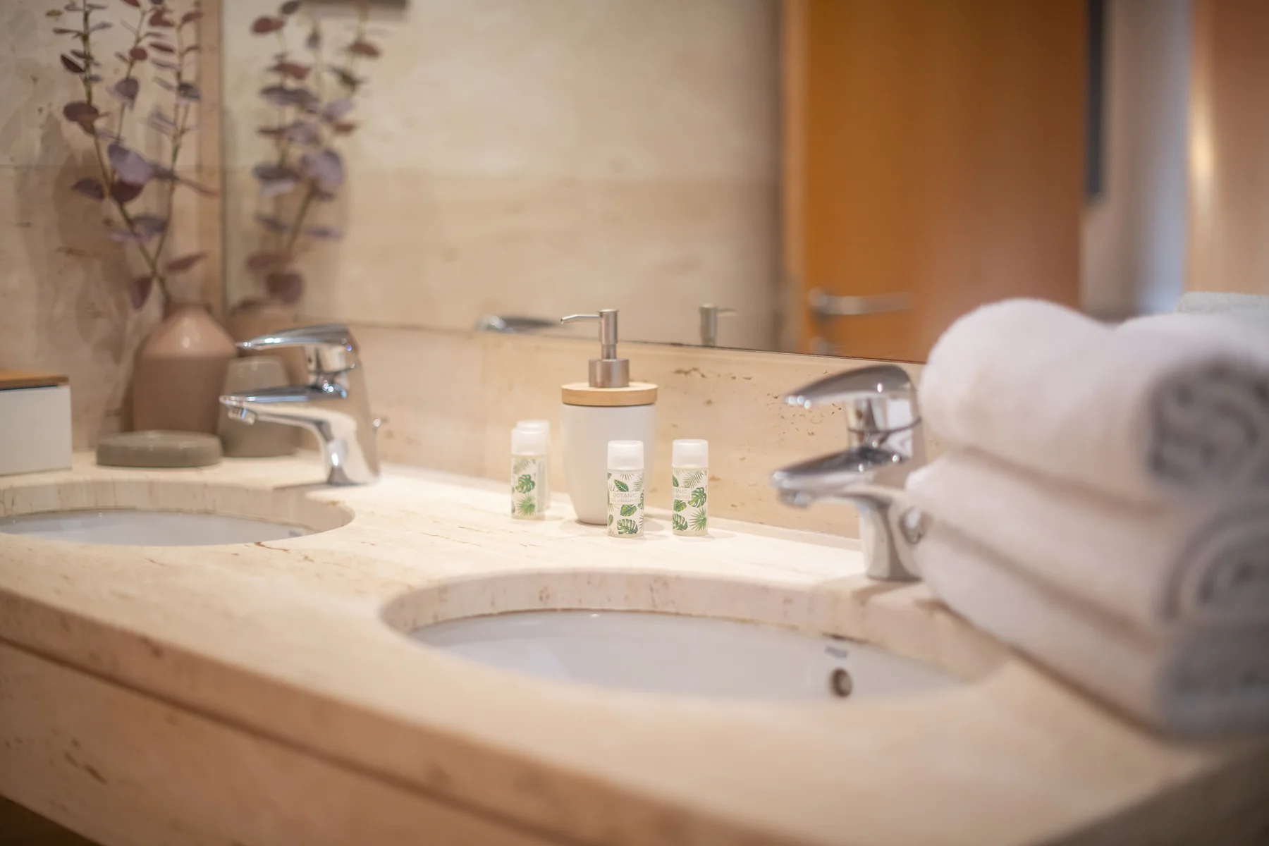 Suite Divina lavabo de marbre amb tovalloles i articles de neteja