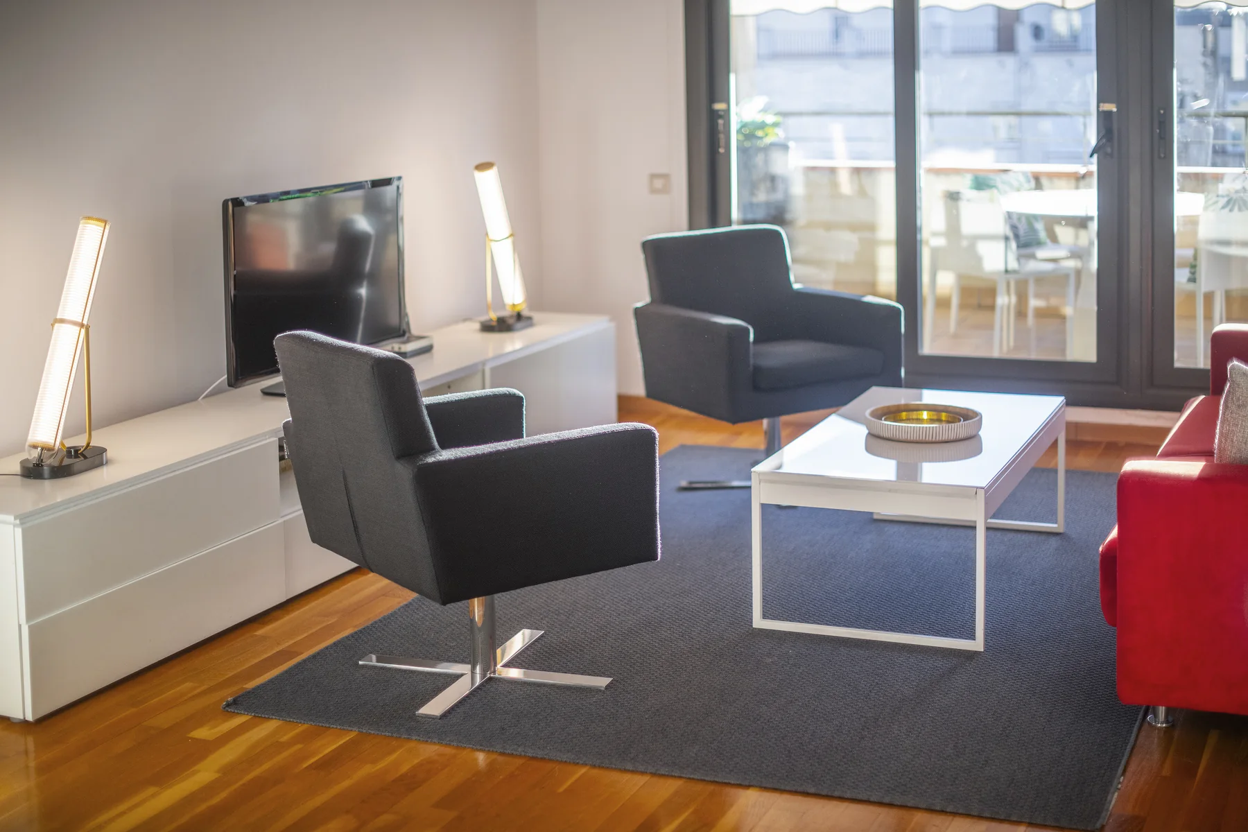 Sillones Suite Divina emmarcant la vista de la terrassa