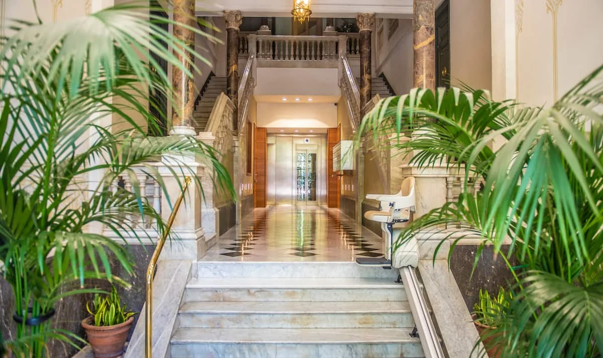 Suite Divina hall d' entrada de marbre amb palmes