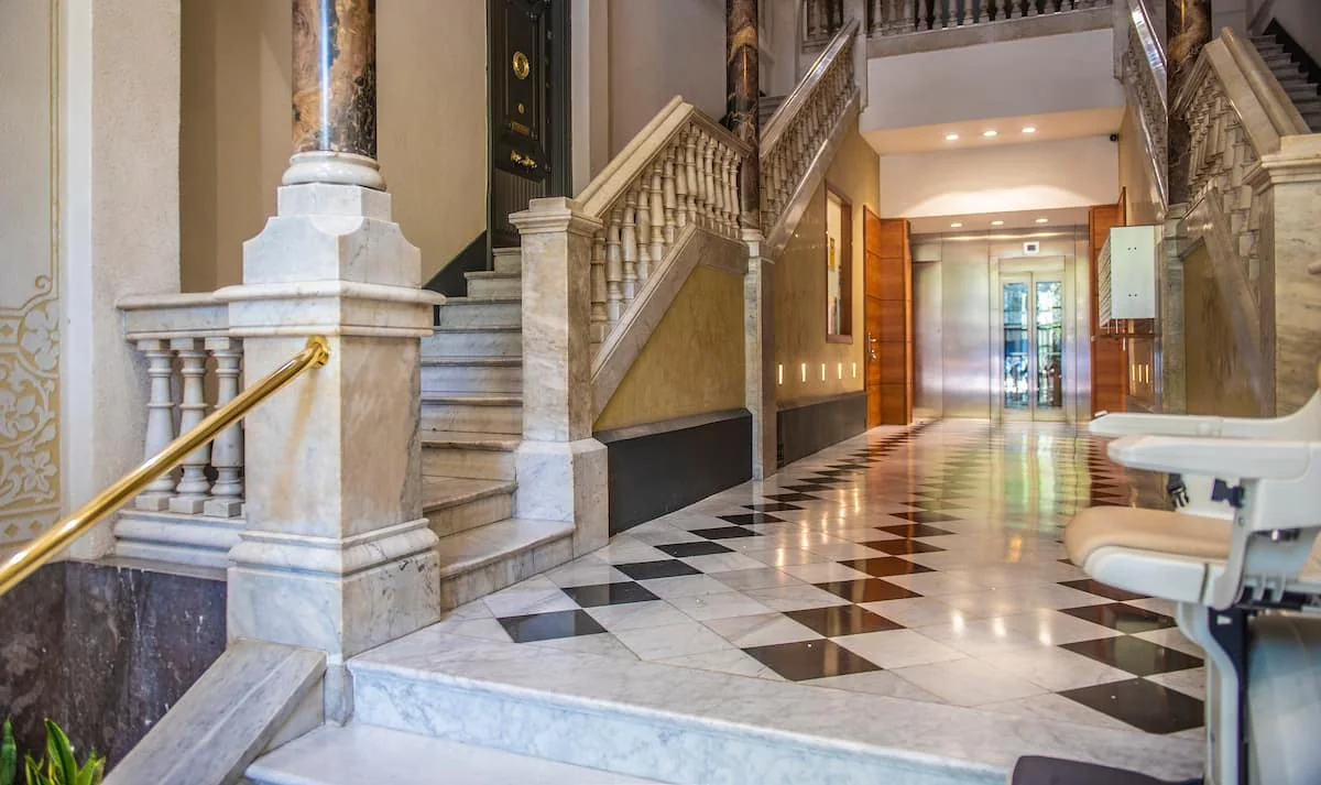 Suite Divina escala històrica i hall d'entrada