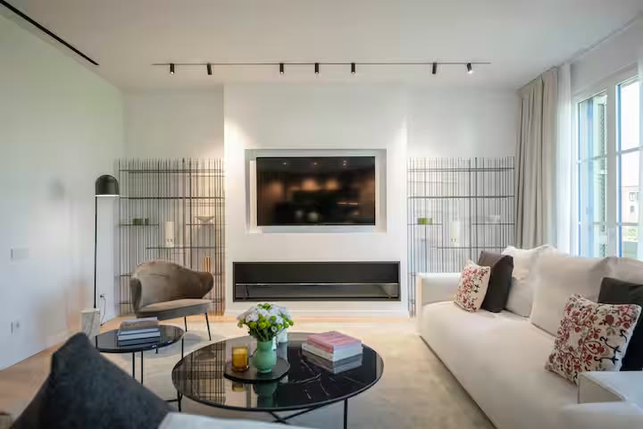 Sala d’estar de Suite Prestige organitzada al voltant de la paret del televisor