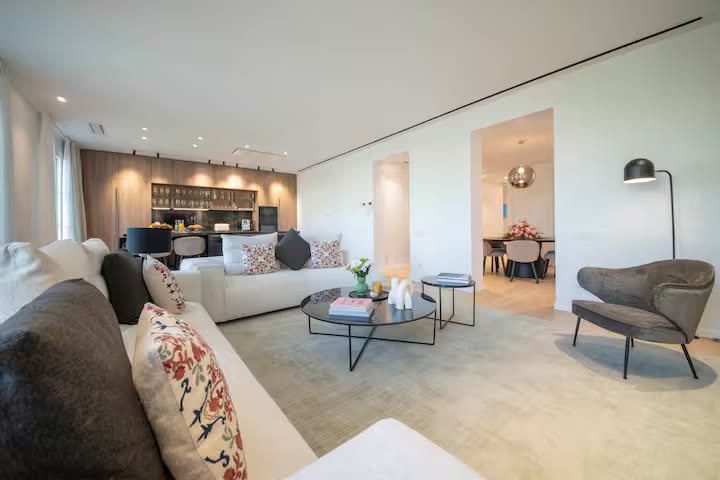 Sala d’estar de Suite Prestige al costat dels finestrals orientats a la ciutat