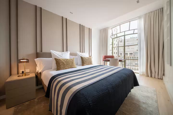Dormitori 1 de Suite Prestige amb llit king i finestra orientada a la ciutat