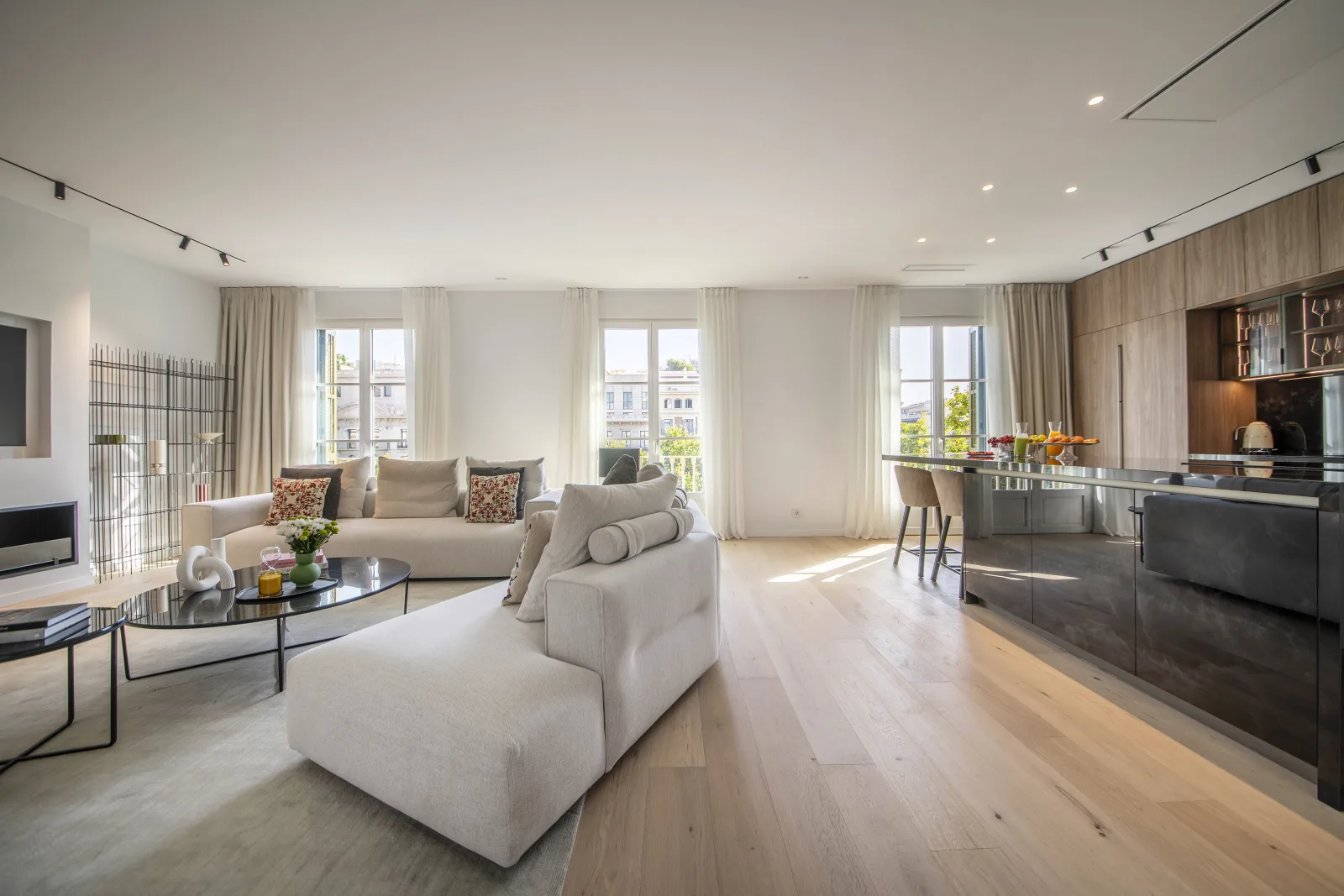 Sala d'estar i cuina de la Suite Prestige amb vistes al centre de Barcelona