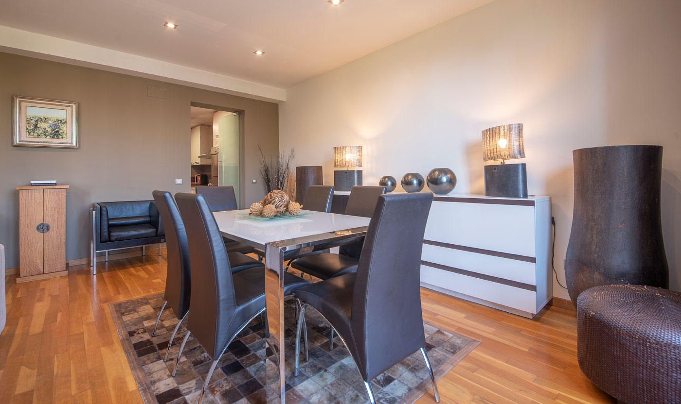 Mesa de comedor junto a la sala de estar Suite Sagrada