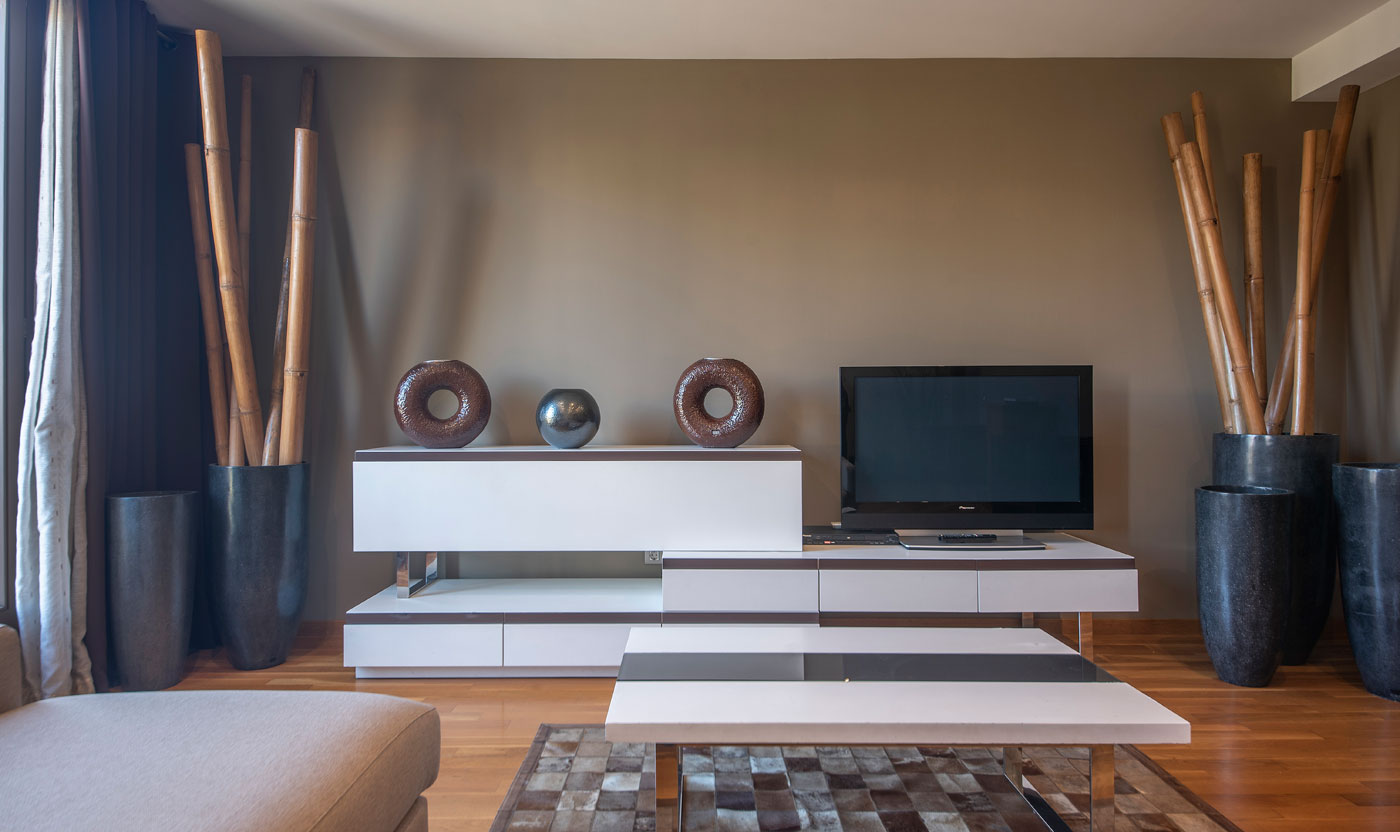 Consola de televisión y decoración contemporánea en Suite Sagrada