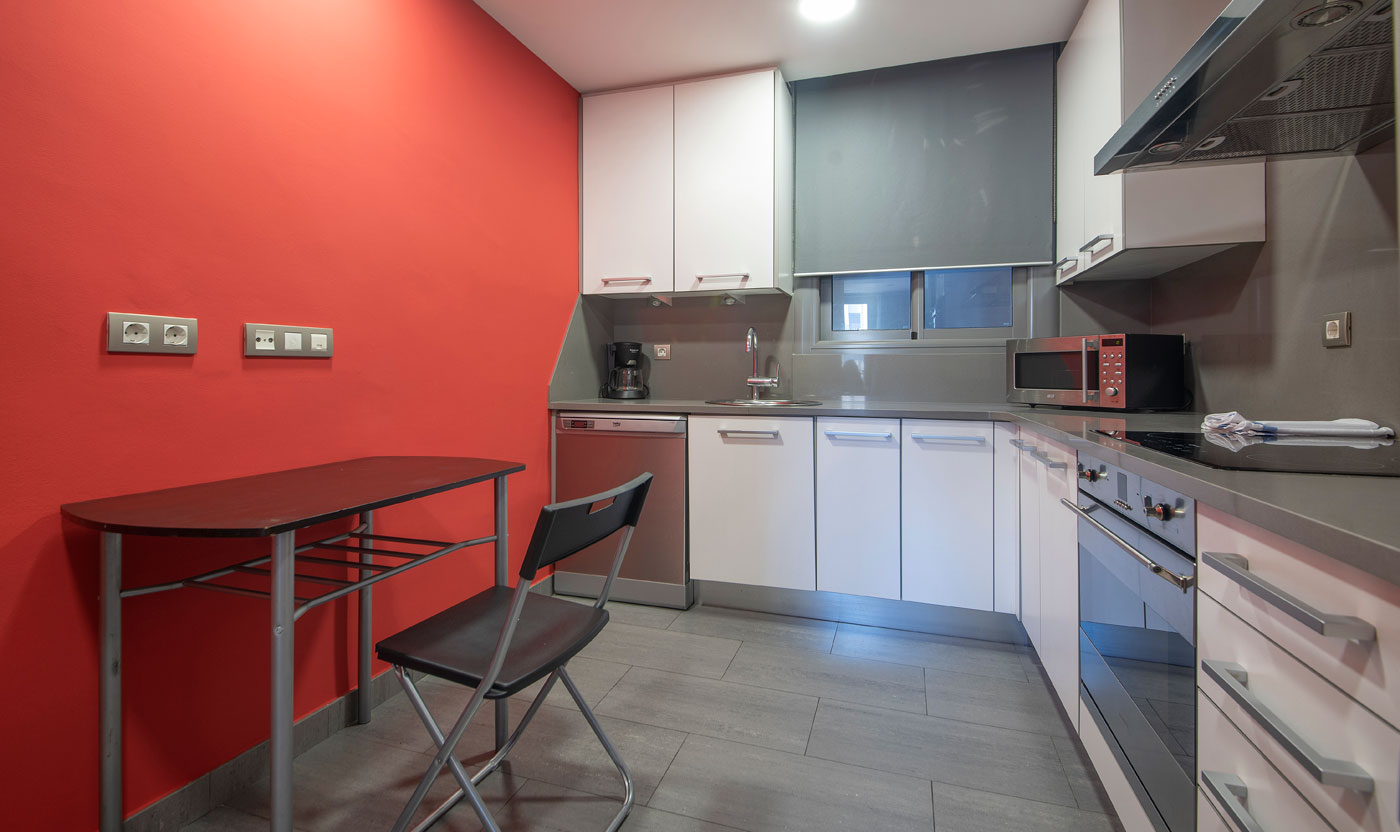 Bar de desayuno rojo y cocina equipada en Suite Sagrada