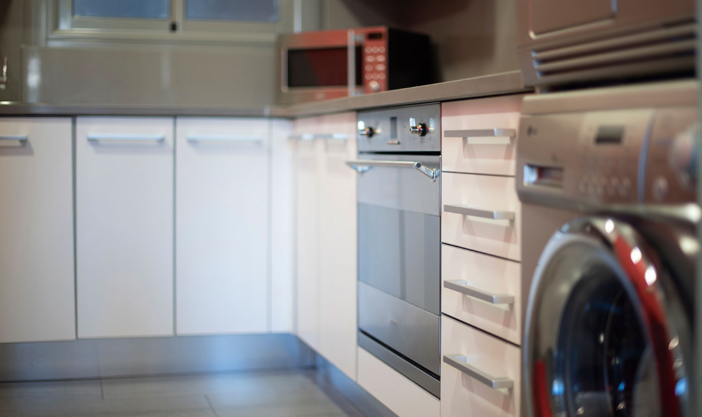 Horno, lavavajillas y lavadora en la cocina Suite Sagrada