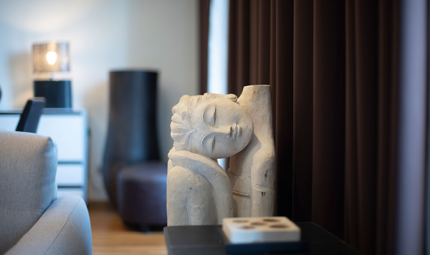 Detalle escultórico en la sala de estar Suite Sagrada