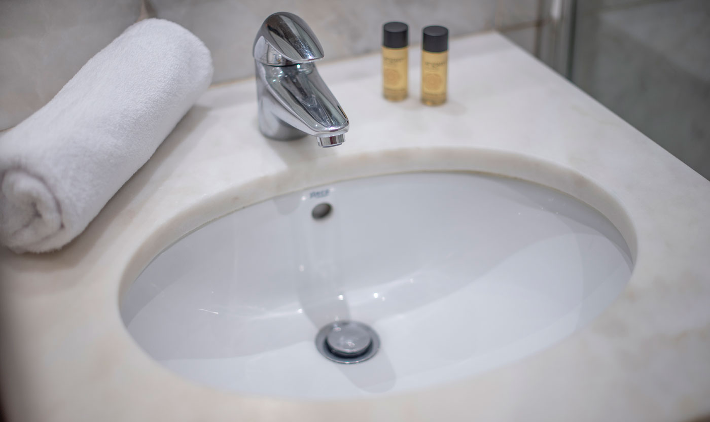 Lavabo de piedra en el baño del pasillo de Suite Sagrada
