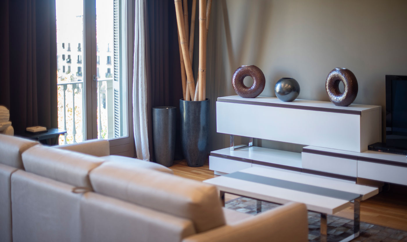 Decoración contemporánea y televisión en Suite Sagrada