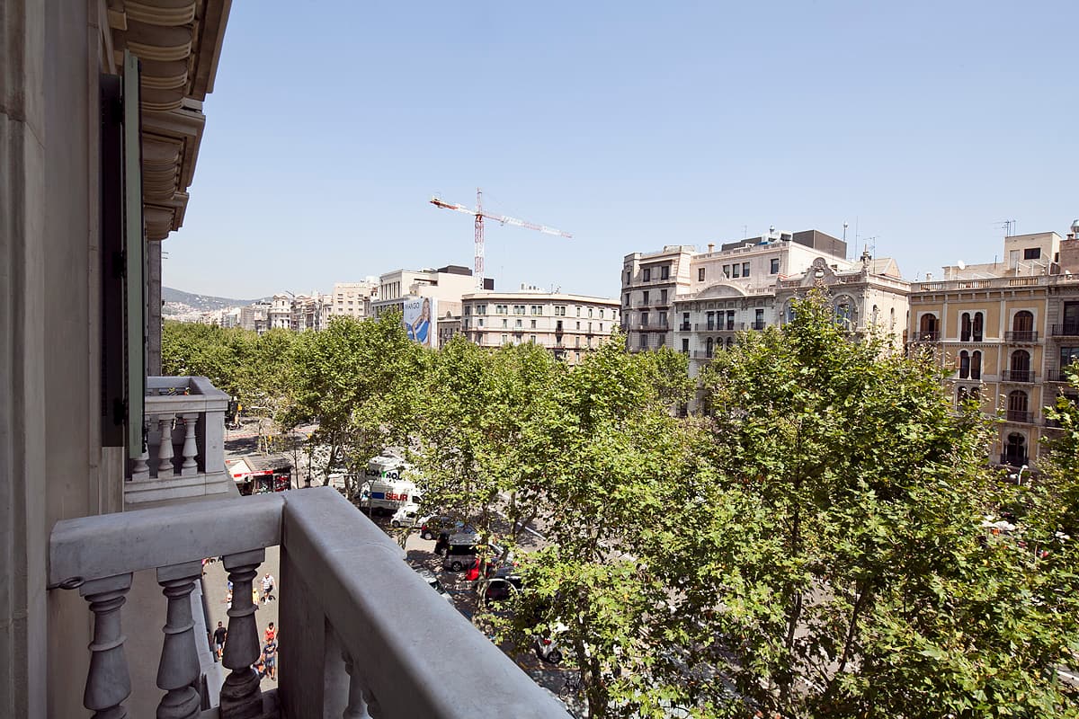 Vista norte desde el balcón Suite Sagrada sobre Passeig de Gràcia