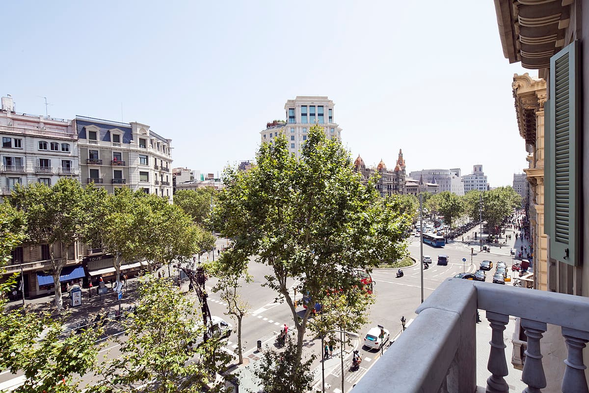 Largo balcón fuera de la Suite Sagrada con vistas al centro de Barcelona