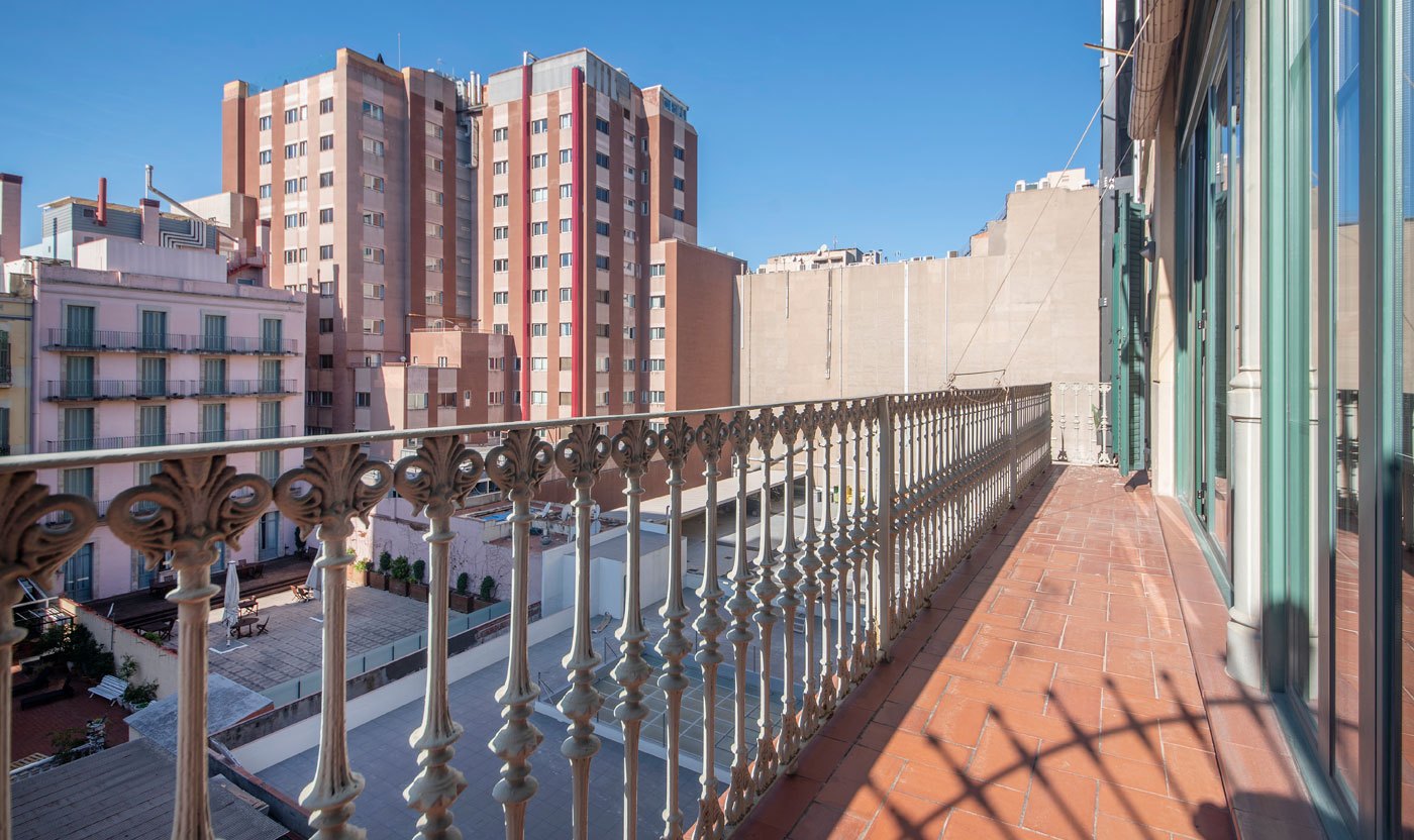 Llarg balcó exterior Suite Soléa amb vista al centre de Barcelona