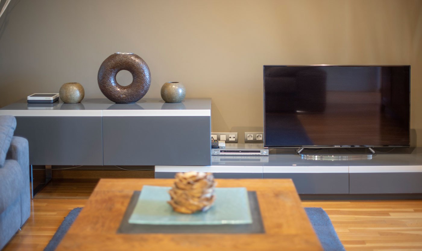 Consola de televisió i objectes decoratius al saló Suite Soléa