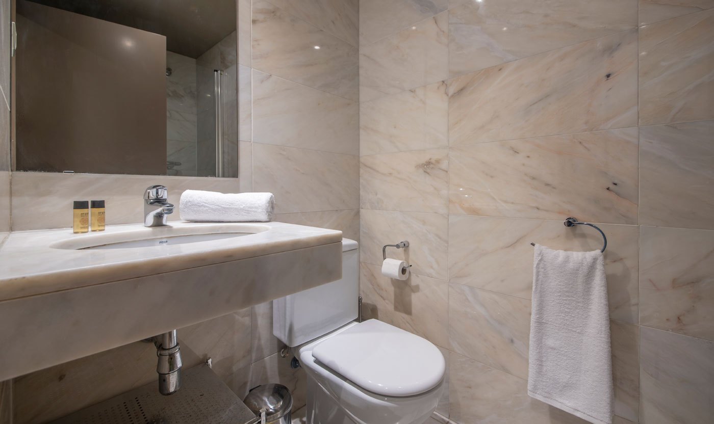 Lavabo de marbre i vàter al bany del passadís de Suite Soléa