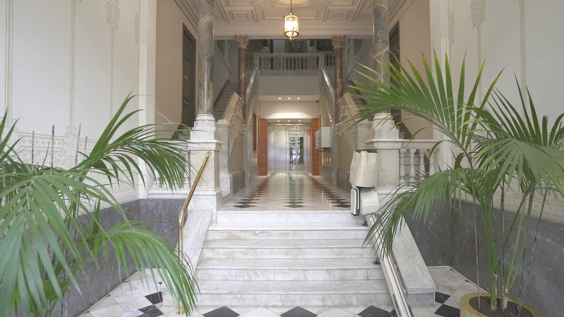 Hall d'entrada de marbre i porta frontal adornada de l'edifici PDG15 a Passeig de Gràcia 15, Barcelona